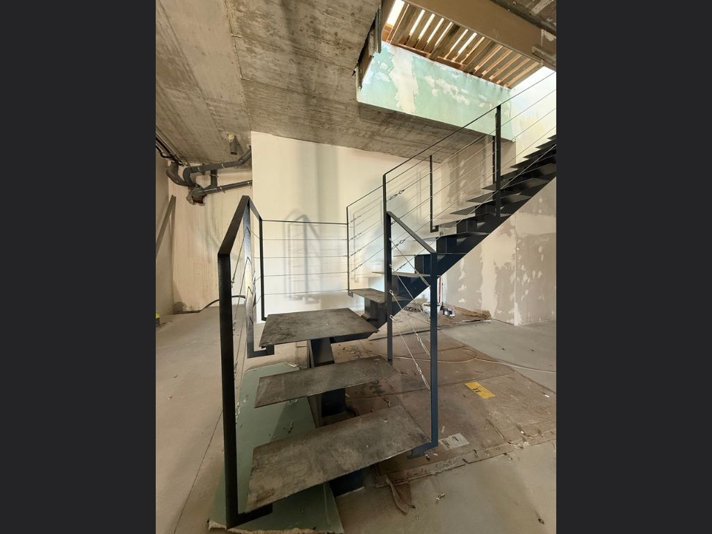 escalera metálica frontal